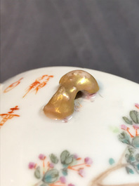 Een Chinese qianjiang cai dekselkom, Qianlong merk, 19/20e eeuw