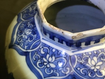 Un vase de forme balustre en porcelaine de Chine bleu et blanc, &eacute;poque Transition