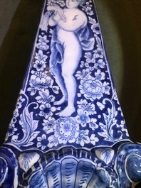Un grand ob&eacute;lisque en fa&iuml;ence de Delft bleu et blanc, 1er quart du 18&egrave;me
