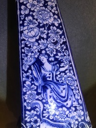 Un grand ob&eacute;lisque en fa&iuml;ence de Delft bleu et blanc, 1er quart du 18&egrave;me