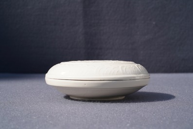 Two Chinese monochrome vases and a Dehua blanc de Chine box and cover, 18/19th C.