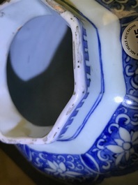 Een Chinese blauwwitte balustervaas met figuratief decor, Transitie periode