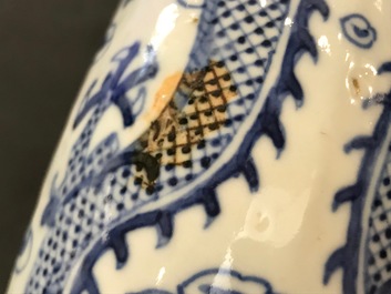 Un vase de forme gourde 'moonflask' en porcelaine de Chine bleu et blanc, 19&egrave;me