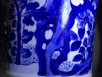 Un vase de forme yenyen en porcelaine de Chine bleu et blanc &agrave; d&eacute;cor 'bianco sopra bianco', Kangxi