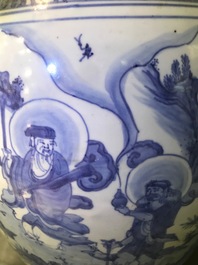 Un grand vase en porcelaine de Chine bleu et blanc &agrave; d&eacute;cor d'immortels, Wanli