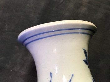 Un grand vase de forme rouleau en porcelaine de Chine bleu et blanc &agrave; d&eacute;cor de vases fleuris, &eacute;poque Transition