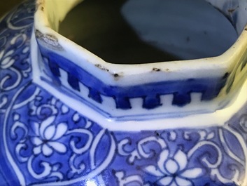 Un vase de forme balustre en porcelaine de Chine bleu et blanc, &eacute;poque Transition