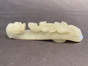 Een Chinese celadon jade gordelhaak, 18/19e eeuw