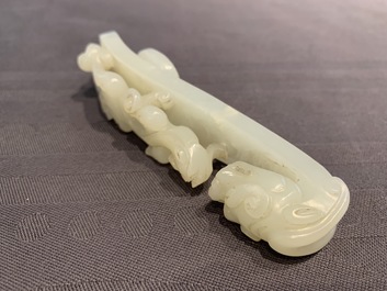 Een Chinese celadon jade gordelhaak, 18/19e eeuw