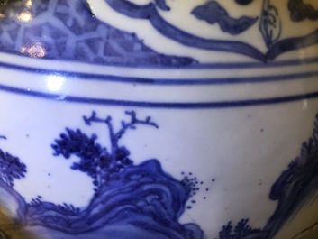 Un grand vase en porcelaine de Chine bleu et blanc &agrave; d&eacute;cor d'immortels, Wanli