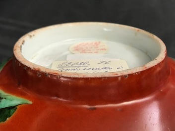 Een Chinese koraalrode kom met reli&euml;fdecor, 19e eeuw
