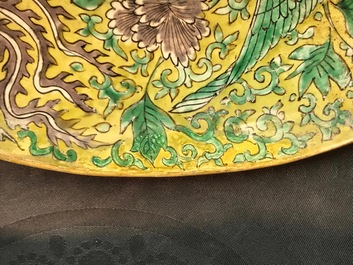 Un plat en biscuit &eacute;maill&eacute; vert, jaune et aubergine &agrave; d&eacute;cor de ph&eacute;nix, marque He He Jia Chan, &eacute;poque Transition