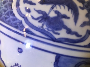 Un grand vase en porcelaine de Chine bleu et blanc &agrave; d&eacute;cor d'immortels, Wanli