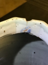 Un vase de forme balustre en porcelaine de Chine bleu et blanc, &eacute;poque Transition