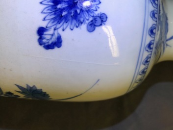 Un grand vase de forme rouleau en porcelaine de Chine bleu et blanc &agrave; d&eacute;cor de vases fleuris, &eacute;poque Transition
