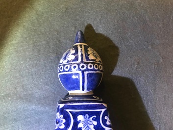 Un grand ob&eacute;lisque en fa&iuml;ence de Delft bleu et blanc, 1er quart du 18&egrave;me