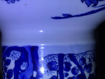 Un vase de forme yenyen en porcelaine de Chine bleu et blanc &agrave; d&eacute;cor 'bianco sopra bianco', Kangxi