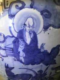 Un grand vase en porcelaine de Chine bleu et blanc &agrave; d&eacute;cor d'immortels, Wanli