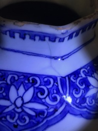 Een Chinese blauwwitte balustervaas met figuratief decor, Transitie periode