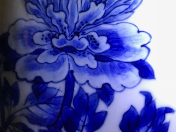 Un vase de forme yenyen en porcelaine de Chine bleu et blanc &agrave; d&eacute;cor 'bianco sopra bianco', Kangxi