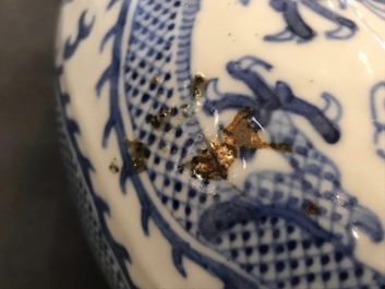 Un vase de forme gourde 'moonflask' en porcelaine de Chine bleu et blanc, 19&egrave;me