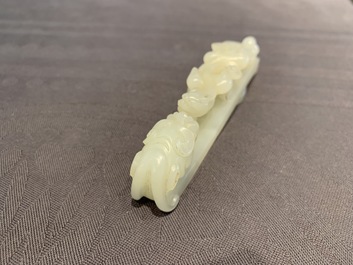 Een Chinese celadon jade gordelhaak, 18/19e eeuw