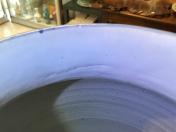 Un grand vase en porcelaine de Chine bleu et blanc &agrave; d&eacute;cor d'immortels, Wanli