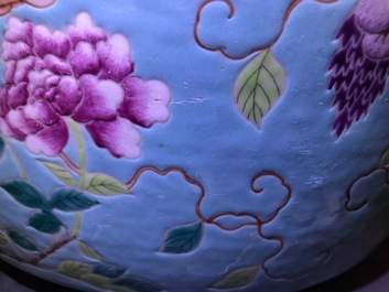 Een grote Chinese Dayazhai-stijl jardini&egrave;re met turquoise fondkleur, 19/20e eeuw