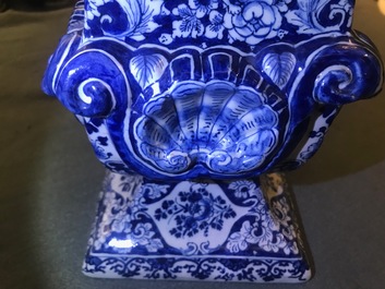 Un grand ob&eacute;lisque en fa&iuml;ence de Delft bleu et blanc, 1er quart du 18&egrave;me