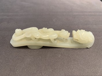 Een Chinese celadon jade gordelhaak, 18/19e eeuw