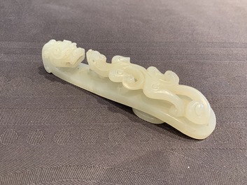 Een Chinese celadon jade gordelhaak, 18/19e eeuw
