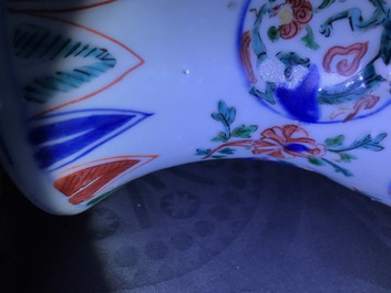 Un vase en porcelaine de Chine wucai &agrave; d&eacute;cor de m&eacute;daillons aux dragons, Jiajing