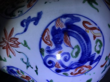 Un vase en porcelaine de Chine wucai &agrave; d&eacute;cor de m&eacute;daillons aux dragons, Jiajing