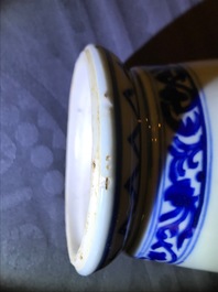 Een Chinese blauwwitte beker naar Europees zilveren model, Kangxi