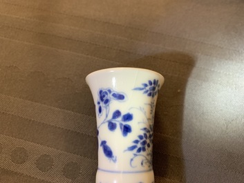 Sept vases miniatures en porcelaine de Chine bleu et blanc, Kangxi