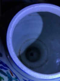Un vase en porcelaine de Chine wucai &agrave; d&eacute;cor de m&eacute;daillons aux dragons, Jiajing