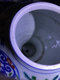 Un vase en porcelaine de Chine wucai &agrave; d&eacute;cor de m&eacute;daillons aux dragons, Jiajing