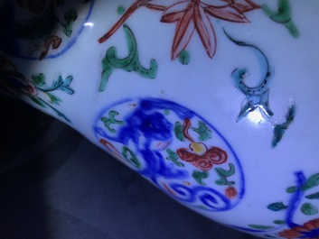 Un vase en porcelaine de Chine wucai &agrave; d&eacute;cor de m&eacute;daillons aux dragons, Jiajing