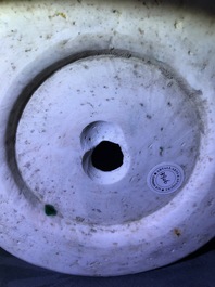 Un vase en porcelaine de Chine wucai &agrave; d&eacute;cor de m&eacute;daillons aux dragons, Jiajing