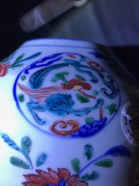 Un vase en porcelaine de Chine wucai &agrave; d&eacute;cor de m&eacute;daillons aux dragons, Jiajing