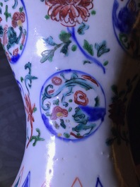 Un vase en porcelaine de Chine wucai &agrave; d&eacute;cor de m&eacute;daillons aux dragons, Jiajing