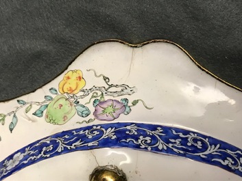 Un grand plat en forme de lotus en &eacute;maux de Canton, Chine, Yongzheng
