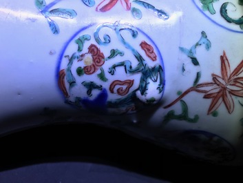 Un vase en porcelaine de Chine wucai &agrave; d&eacute;cor de m&eacute;daillons aux dragons, Jiajing