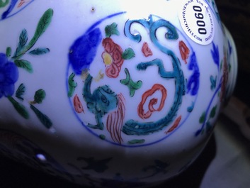 Un vase en porcelaine de Chine wucai &agrave; d&eacute;cor de m&eacute;daillons aux dragons, Jiajing