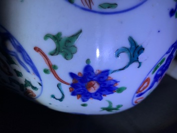Un vase en porcelaine de Chine wucai &agrave; d&eacute;cor de m&eacute;daillons aux dragons, Jiajing