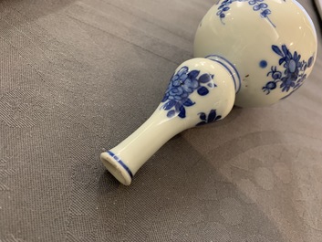 Sept vases miniatures en porcelaine de Chine bleu et blanc, Kangxi