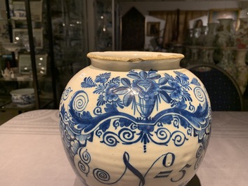 Drie blauwwitte Delftse tabakspotten met koperen deksels, 18e eeuw