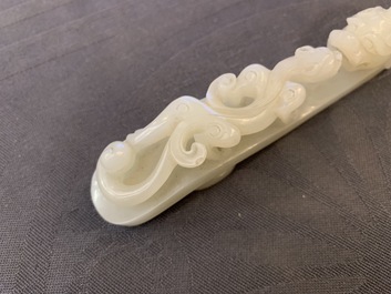 Een Chinese celadon jade gordelhaak, 18/19e eeuw