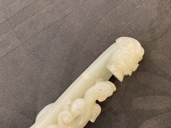Een Chinese celadon jade gordelhaak, 18/19e eeuw