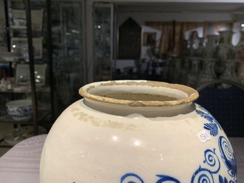 Drie blauwwitte Delftse tabakspotten met koperen deksels, 18e eeuw